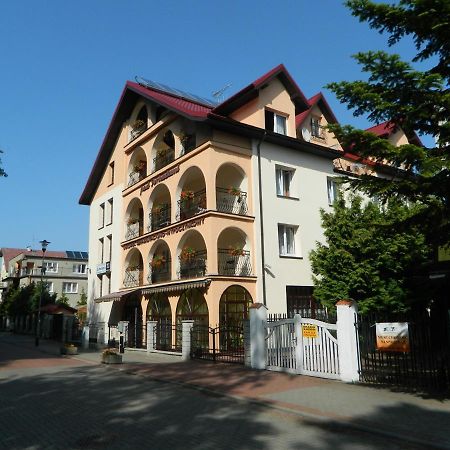 Pod Arkadami Hotel Darlowko Bagian luar foto